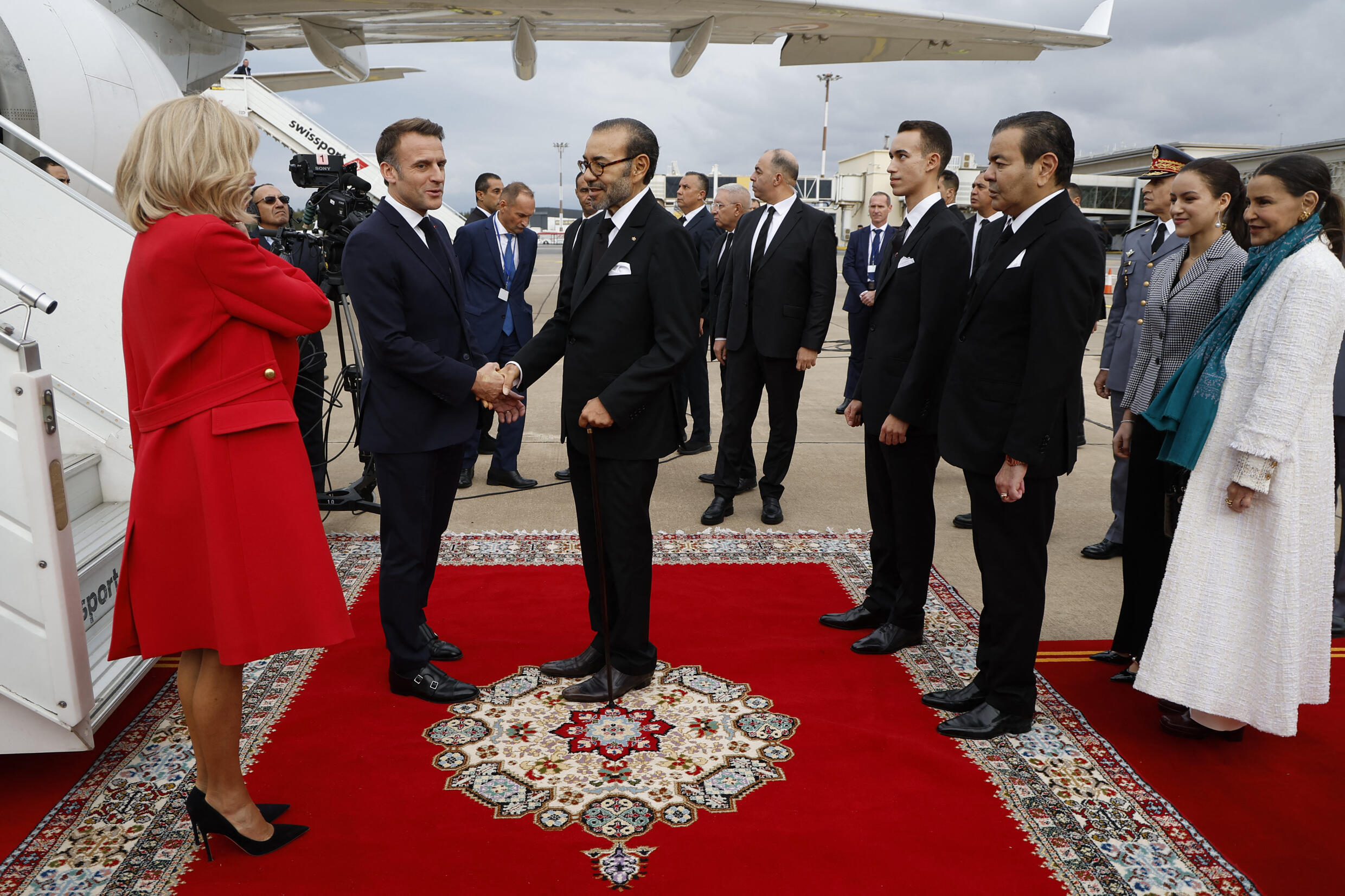 Apparition surprenante du roi Mohammed VI lors de l’accueil d’Emmanuel Macron