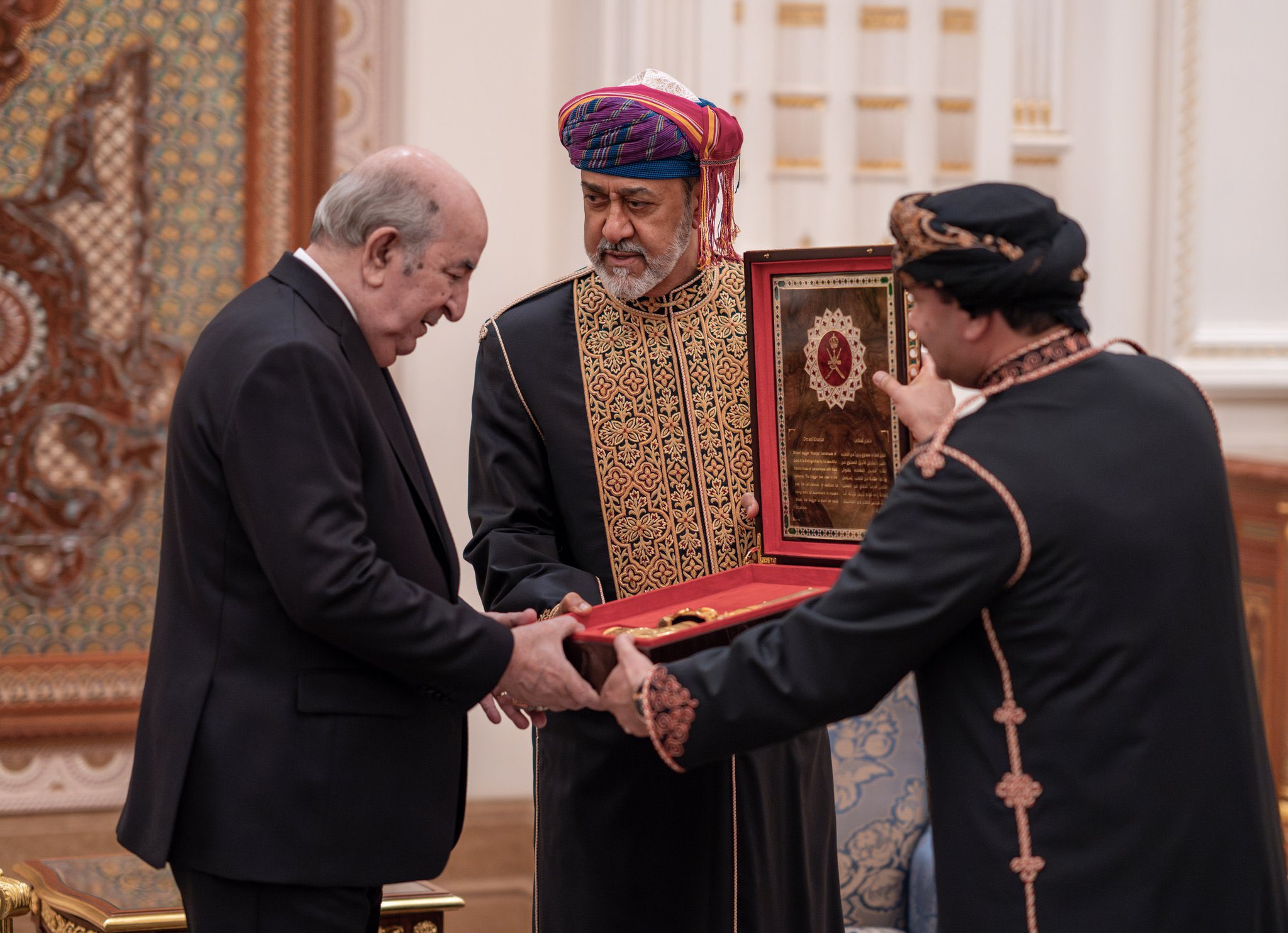 Découvrez les cadeaux échangés entre le président Tebboune et le Sultan d’Oman